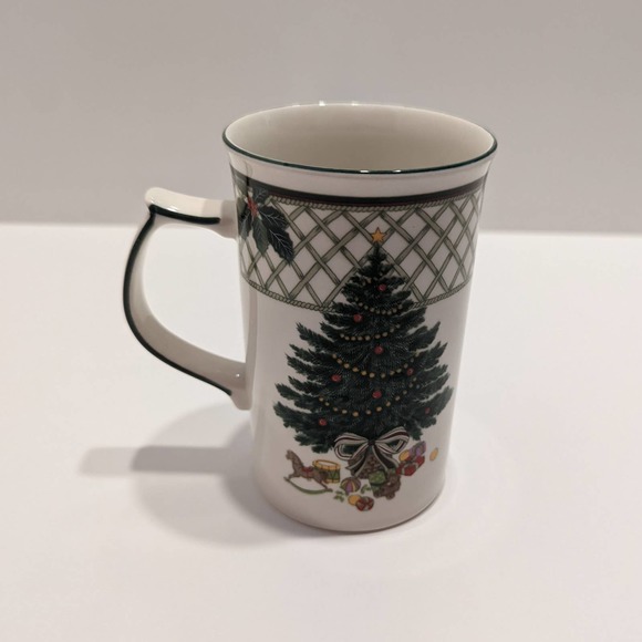 Mikasa Heritage Christmas Story Mug Tall CAB08, Holiday Presents Tree Children’s - Picture 1 of 8